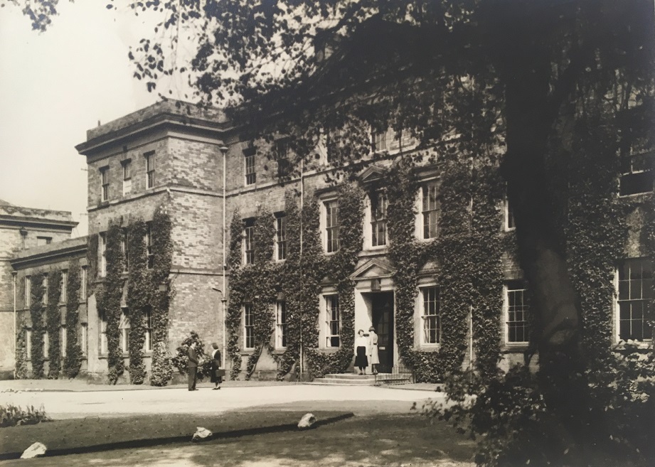 Students outside the Fielding Johnson Building, 30 May 1932, in the University of Leicester Archives, ULA/FG1/3/40