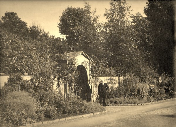 Black and white photograph of Percy and Mary Gee in the garden at Birnam House